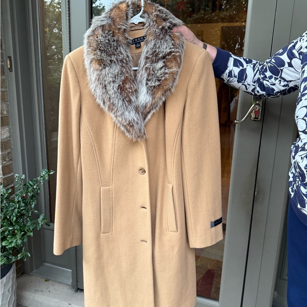 Giacca Tan Trench Coat with Faux Fur Collar
